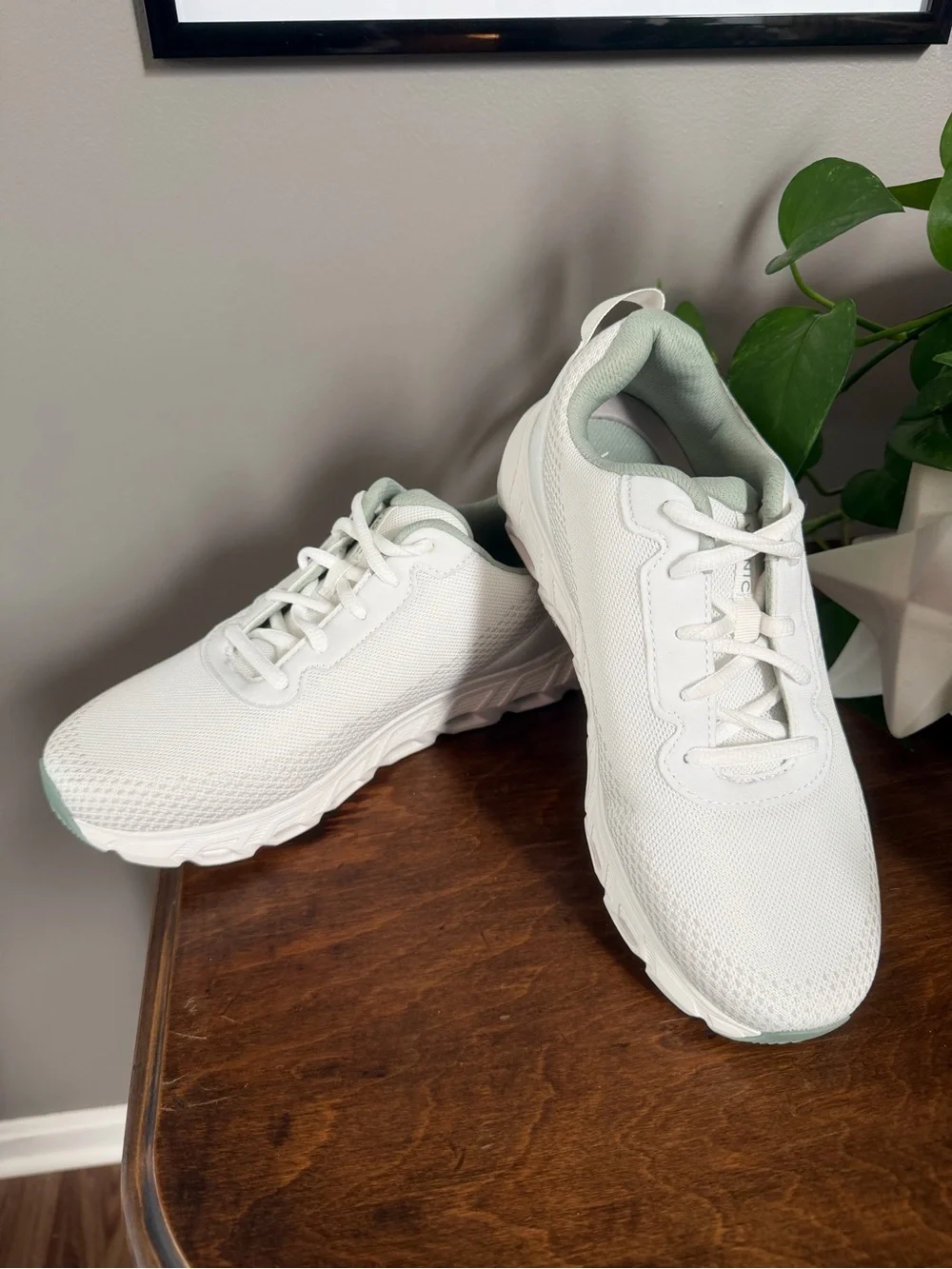 NEW Women’s Vionic Off White Sneakers with Sage Green Accent. Size 8.5